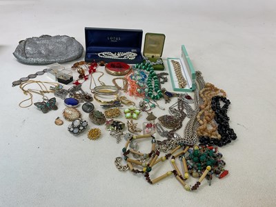 Lot 656 - A small group of costume jewellery including a...