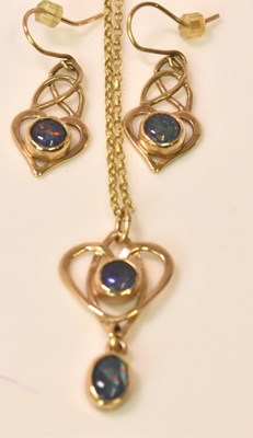 Lot 599 - A suite of 9ct yellow gold and black opal...