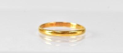 Lot 817 - A 22ct yellow gold wedding band, size T,...