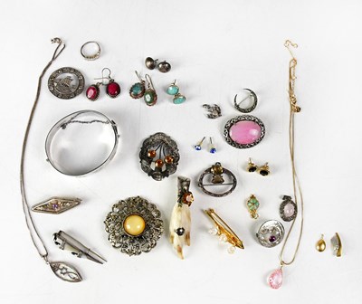 Lot 958 - A quantity of costume jewellery, mainly...