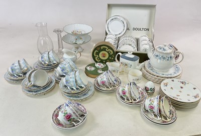 Lot 296 - A quantity of ceramics to include, Royal Crown...