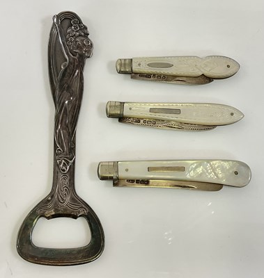 Lot 554 - Three silver bladed mother of pearl bodied...