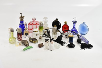 Lot 618 - A collection of Victorian and later perfume...