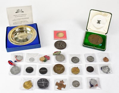 Lot 369 - A collectors' lot to include a QEII ship plate...