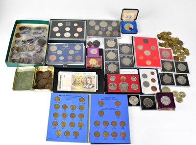 Lot 809 - A collection of various coinage to include a...