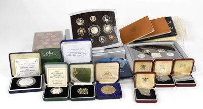Lot 1919 - A collection of commemorative coins, boxed and...