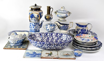 Lot 244 - A collection of blue and white ceramics to...