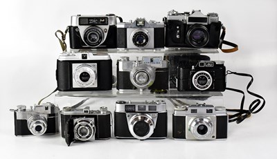 Lot 403 - A collection of vintage cameras to include an...