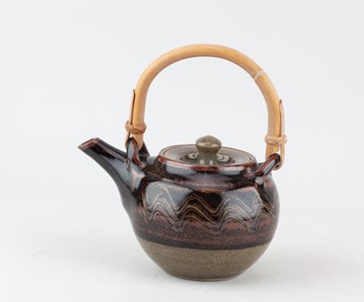 Lot 409 - JOHN JELFS (born 1946); a small stoneware...