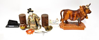 Lot 336 - Mixed collectibles to include a pottery bull...