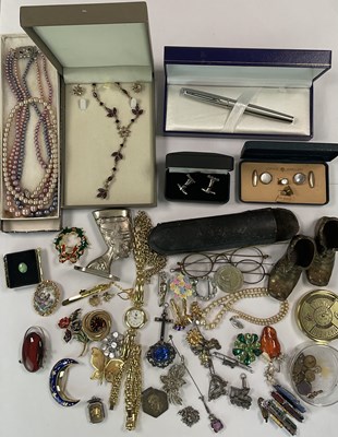 Lot 629 - A quantity of costume jewellery including...