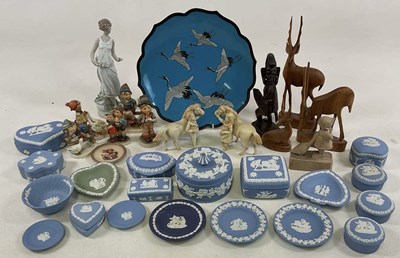 Lot 214 - A collection of decorative ceramics, including...