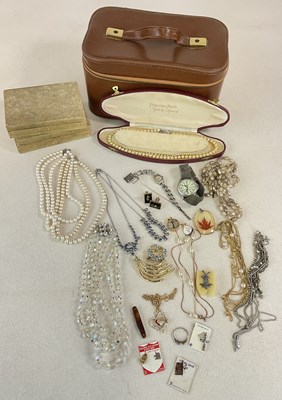 Lot 625 - A collection of costume jewellery including...