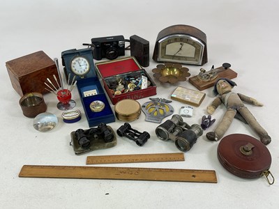 Lot 32 - A large group of collectors' items including a...