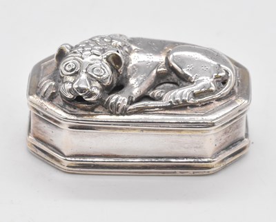 Lot 482 - A white metal snuff box, the lid modelled as a...