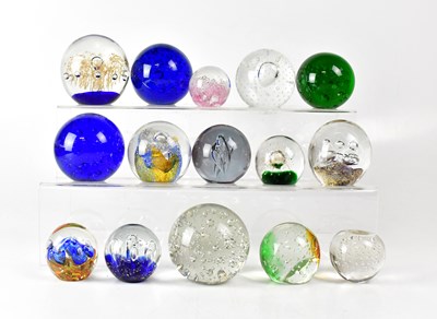 Lot 253 - A collection of controlled bubble glass...