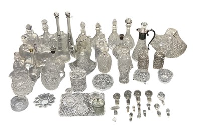 Lot 583 - A quantity of cut and crystal glassware...