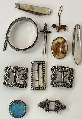 Lot 624 - A small group of costume jewellery including a...