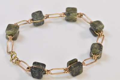 Lot 613 - A yellow metal chain link and rough agate...