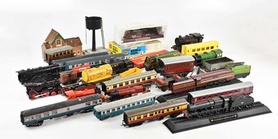 Lot 133 - A collection of O gauage tinplate trains,...