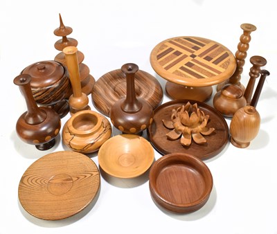 Lot 131 - A collection of modern turned wooden items