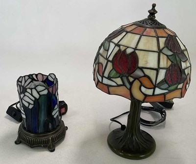 Lot 685 - A Tiffany style glass table lamp, height 36cm,...