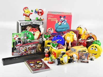 Lot 136 - A collection of pop culture toys, memorabilia...