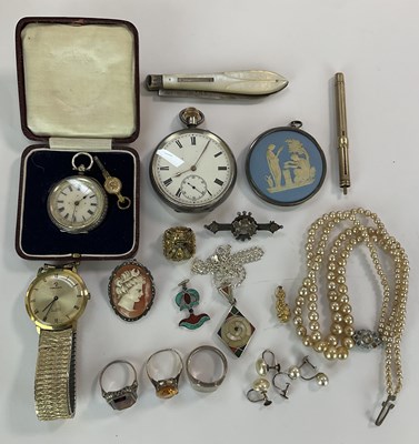 Lot 638 - A group of costume jewellery and other items...