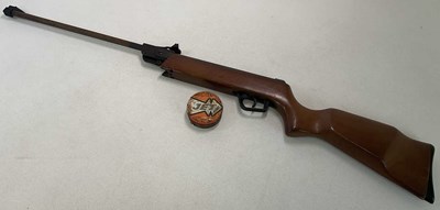 Lot 71 - EL GAMO; a Spanish 22 cal air rifle, a break...