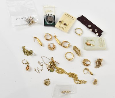 Lot 1208 - A quantity of 9ct yellow gold and yellow metal...