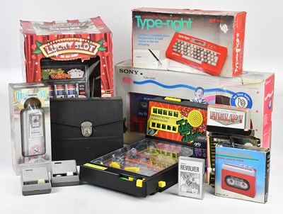 Lot 140 - A collection of vintage electronics including...