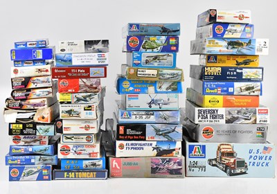 Lot 121 - A collection of model kits including Revell...