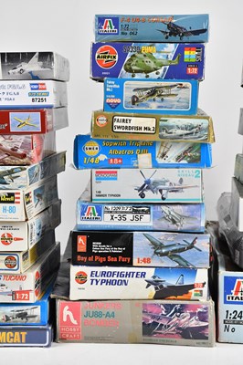 Lot 121 - A collection of model kits including Revell...