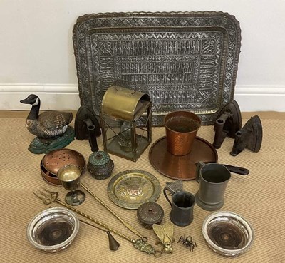 Lot 149 - A quantity of metalware items, to include a...