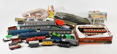 Lot 1041 - A collection of OO gauge tenders, carriages...