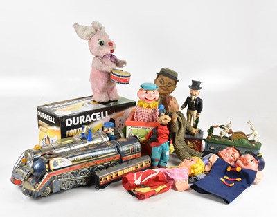 Lot 126 - A collection of vintage toys including Charlie...