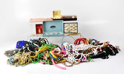 Lot 1117 - A quantity of costume jewellery, to include...