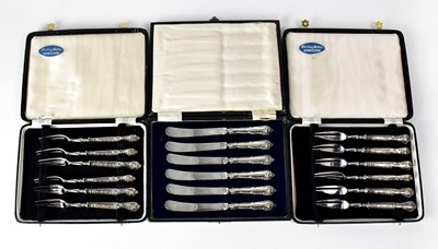 Lot 921 - A set of six butter knives with hallmarked...