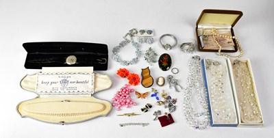 Lot 1112 - A quantity of vintage costume jewellery, to...