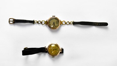 Lot 1140 - A 9ct yellow gold ladies' wristwatch, the dial...