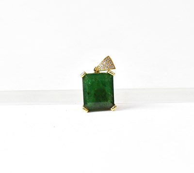 Lot 789 - A yellow metal pendant set with a green stone,...