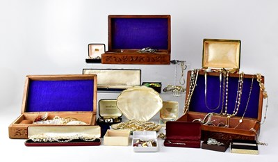 Lot 1111 - A quantity of vintage costume jewellery to...