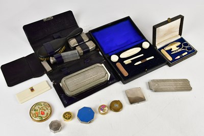 Lot 553 - A collection of various compacts, manicure...