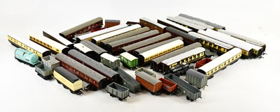 Lot 1039 - A mixed collection of tenders and carriages,...