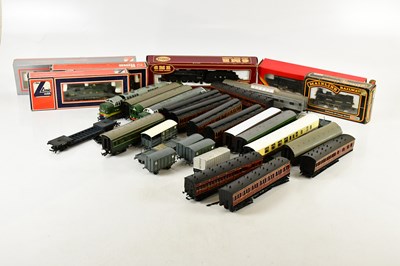 Lot 1040 - A collection of OO gauge tenders and carriages,...