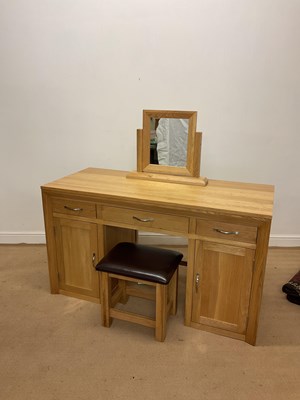 Lot 857 - OAKLAND FURNITURE; a dressing table/desk with...