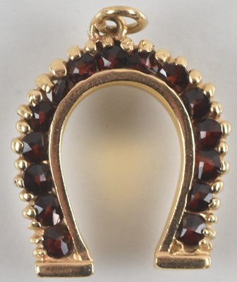 Lot 895 - A 14ct yellow gold garnet set horseshoe...