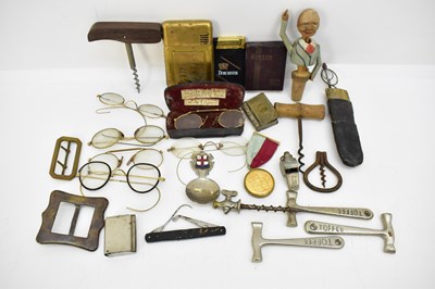 Lot 579 - Various collectibles including gold-coloured...