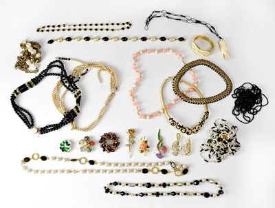 Lot 1113 - A quantity of costume jewellery to include a...