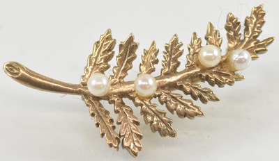 Lot 897 - A 9ct yellow gold seed pearl set feather...